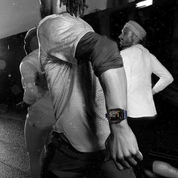 Apple Watch Ultra 2 (49 mm GPS + Cellular) Montre de Sport connectée avec Boîtier en Titane Noir et Boucle Trail Noir (S/M). Suivi de l’activité, GPS Haute précision, Neutre en Carbone