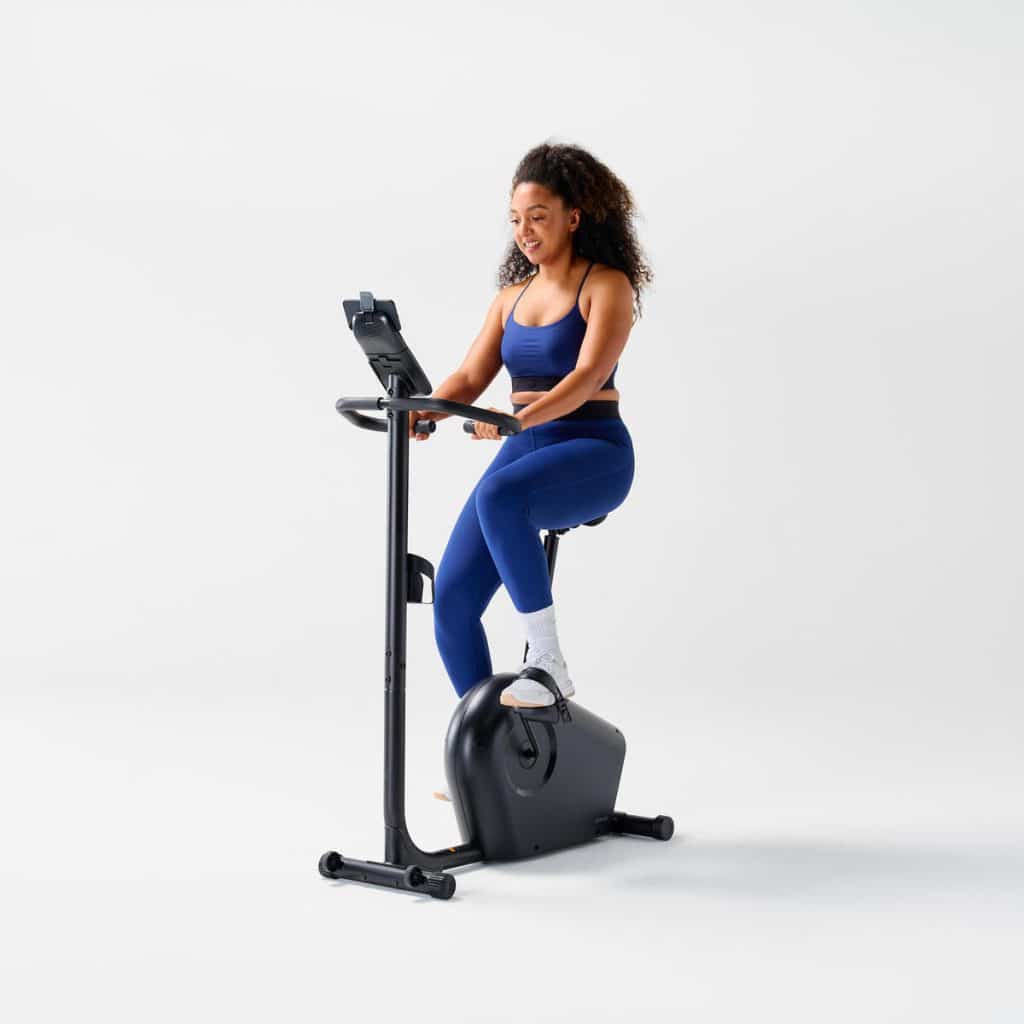Test du vélo d'appartement EB140 B : résistance motorisée de Decathlon